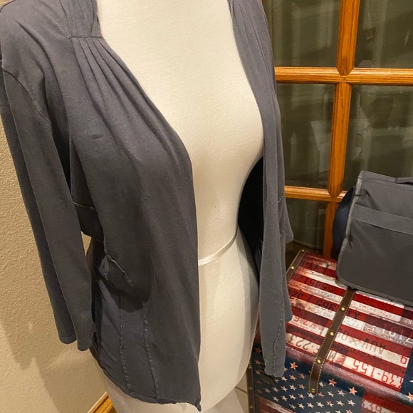 Light and small cardigan great to wear with sleeves blouses or dresses size M - Picture 3 of 9